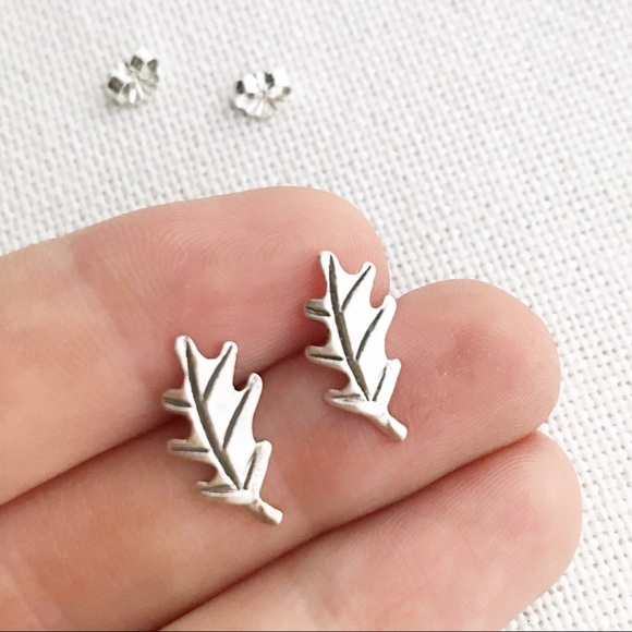 New STERLING SILVER Oak Leaf Stud Post Earrings - Picture 1 of 3